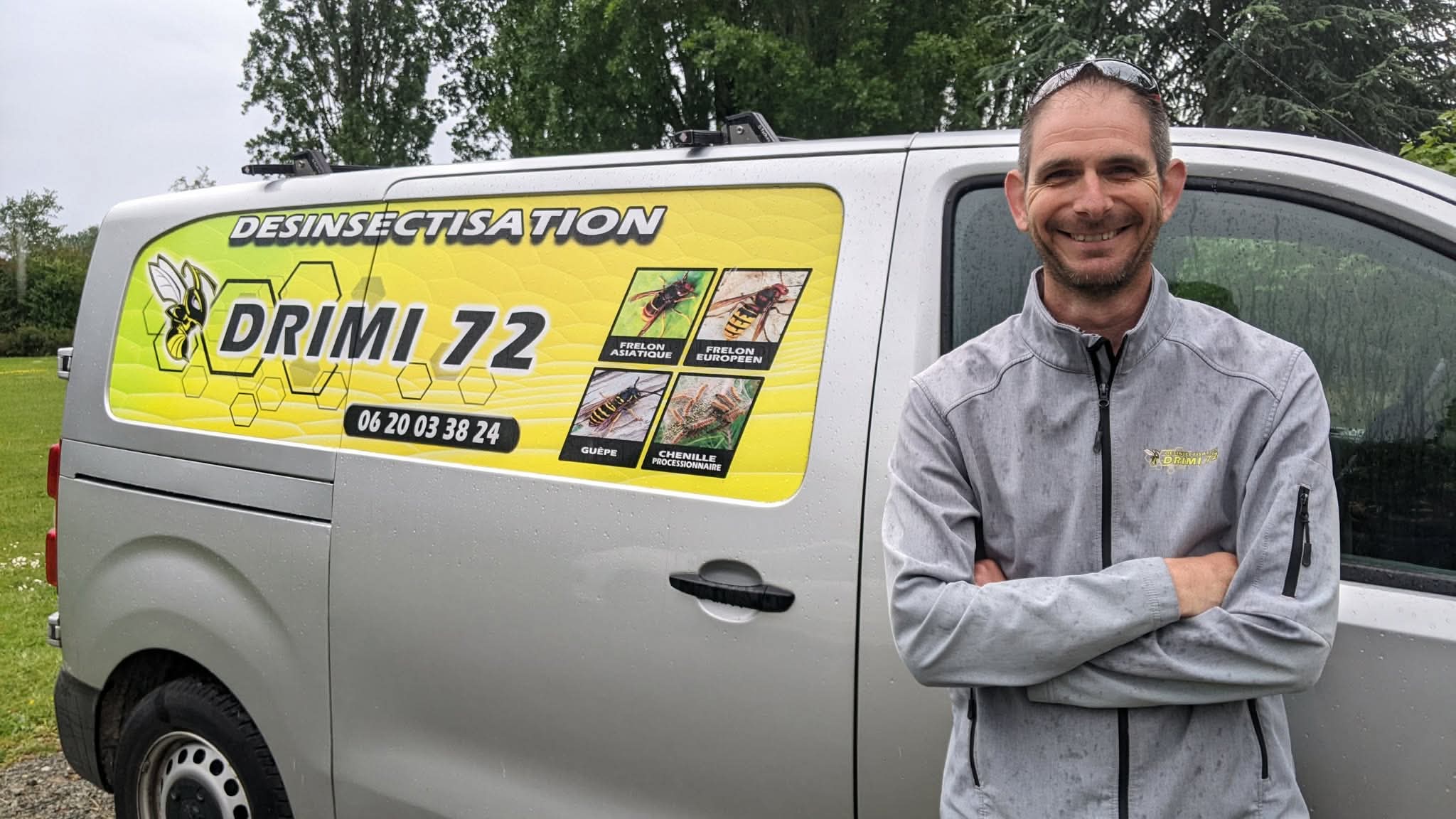 Désinsectiseur DRIMI 72 devant son véhicule professionnel, Saint-Georges-du-Bois Sarthe